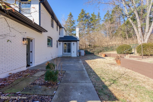 view of yard featuring a patio area