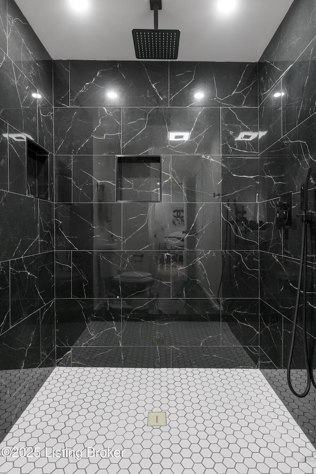 bathroom featuring a tile shower