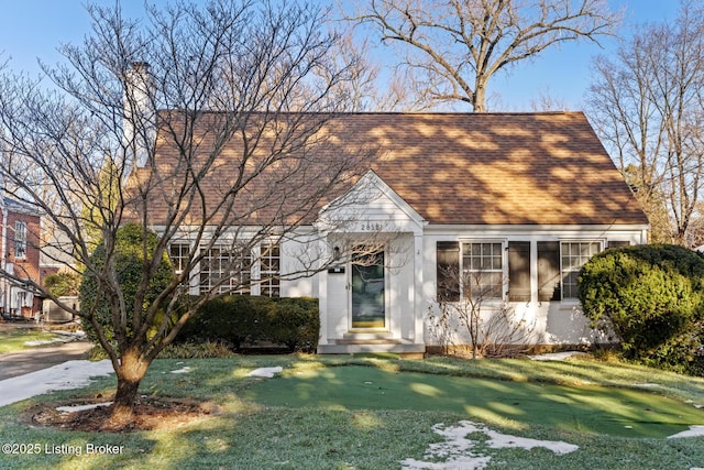 view of front facade with a front yard