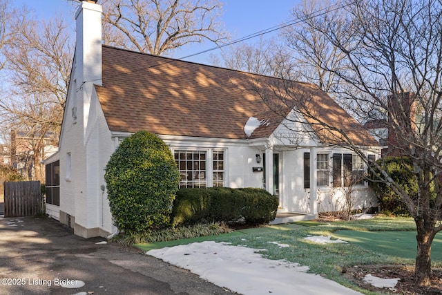 view of front of property with a front lawn