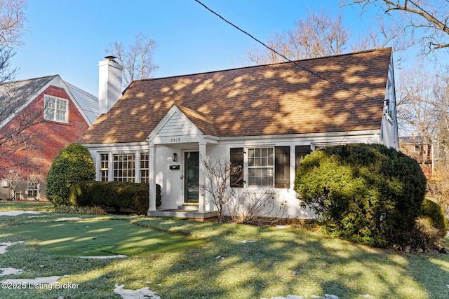 view of front of property with a front lawn