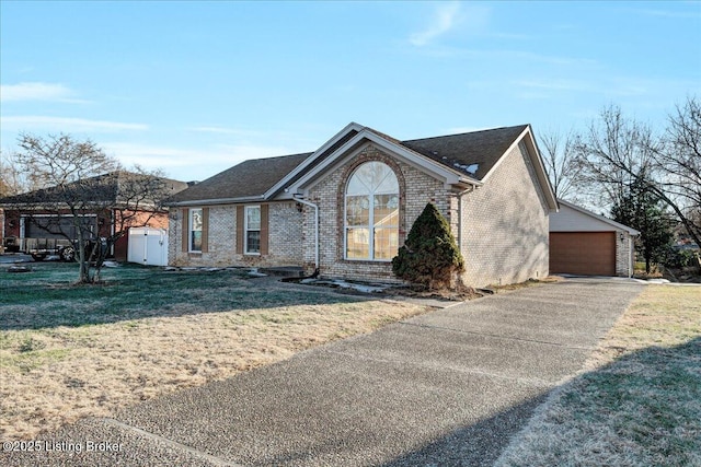 view of front facade featuring a front yard