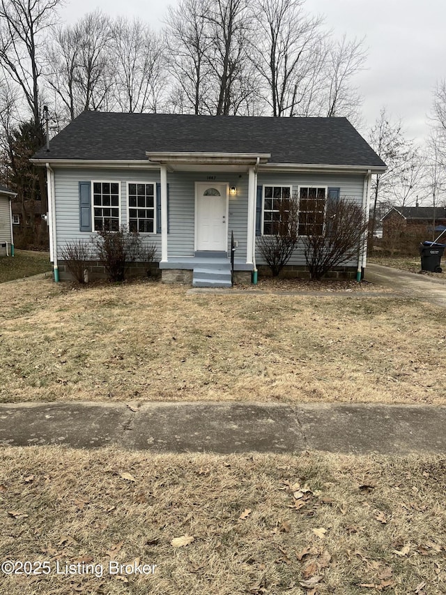 view of front facade featuring a front lawn