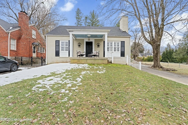 view of front of house with a front yard and covered porch