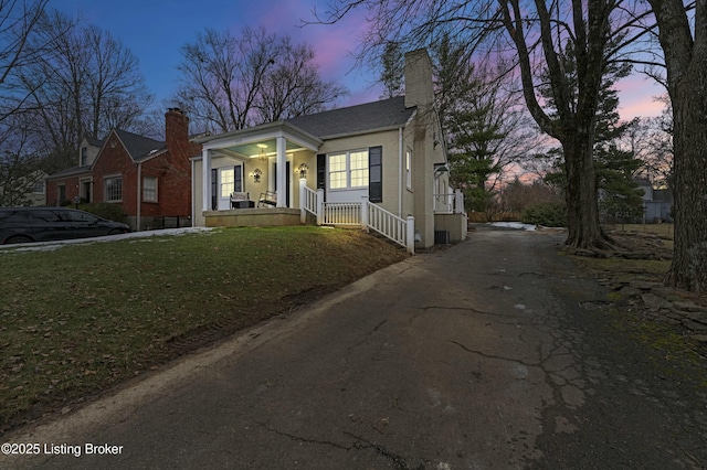 view of front facade with a yard