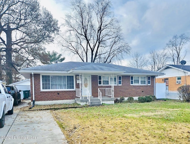 view of front of property featuring a front yard