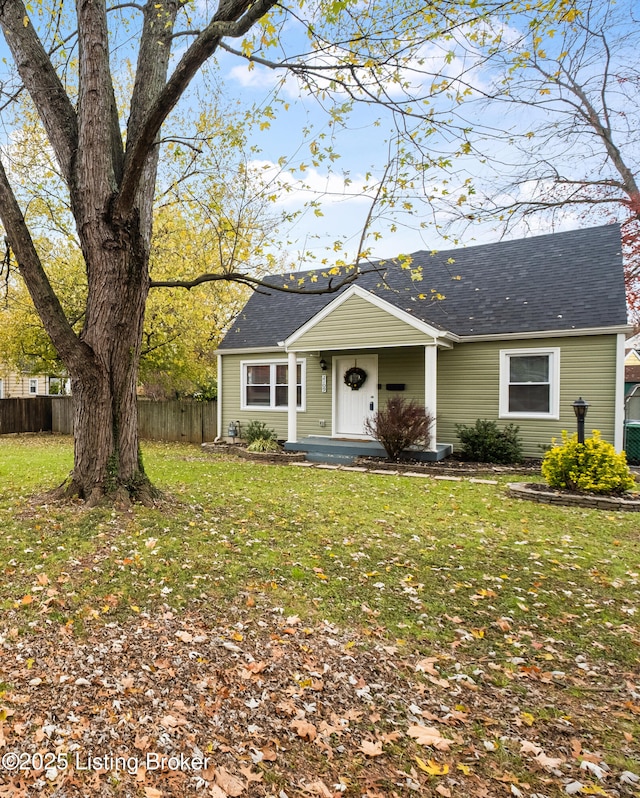 single story home featuring a front lawn