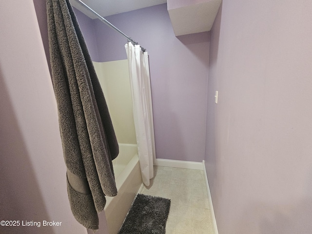 bathroom featuring shower / bath combo with shower curtain