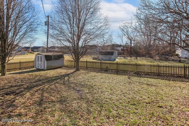 view of yard featuring a storage unit