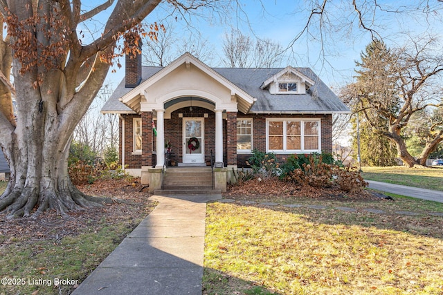 view of front of home featuring a front lawn