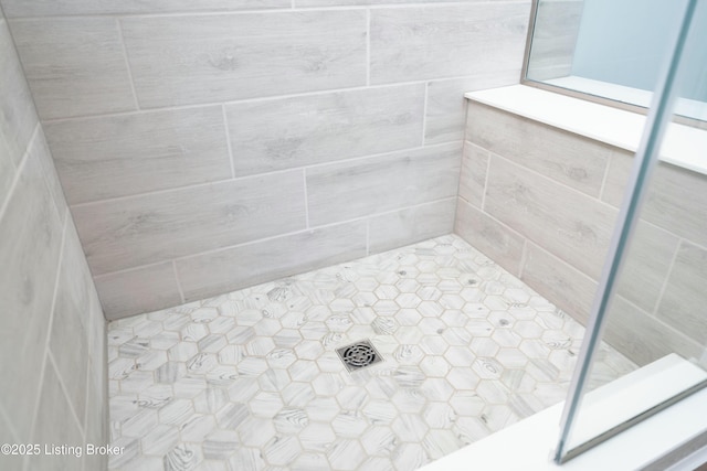 bathroom featuring tiled shower