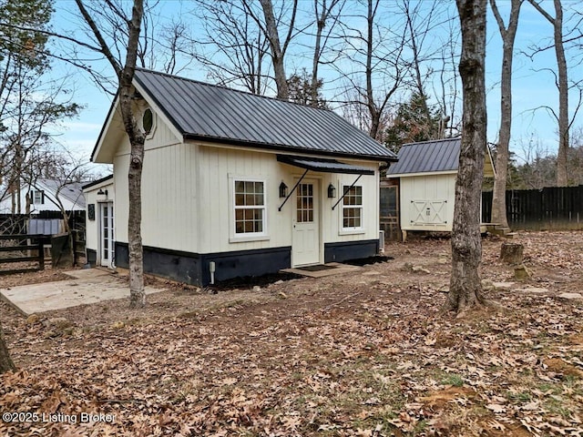 view of front of home with an outdoor structure