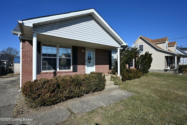 view of front facade featuring a front yard