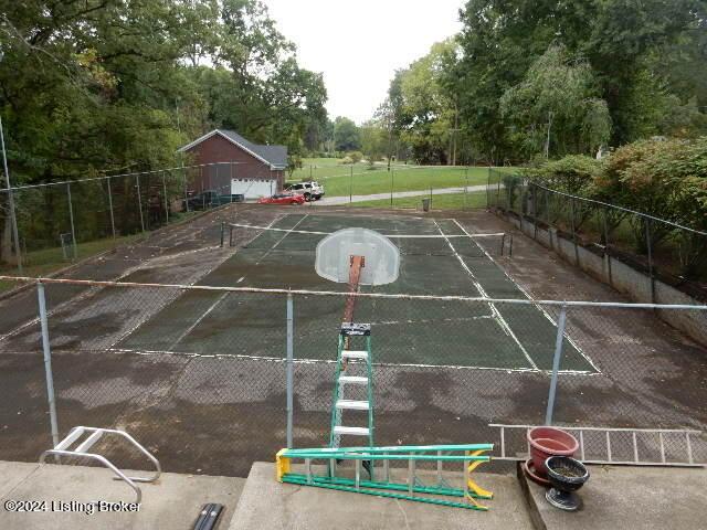 surrounding community with basketball court