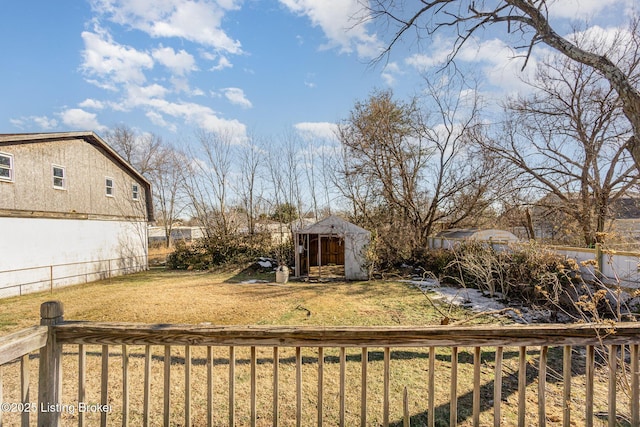 view of yard featuring a storage shed