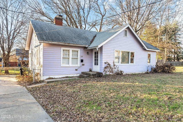 view of front of home featuring a front lawn