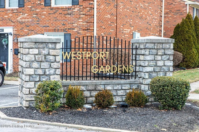 view of community / neighborhood sign