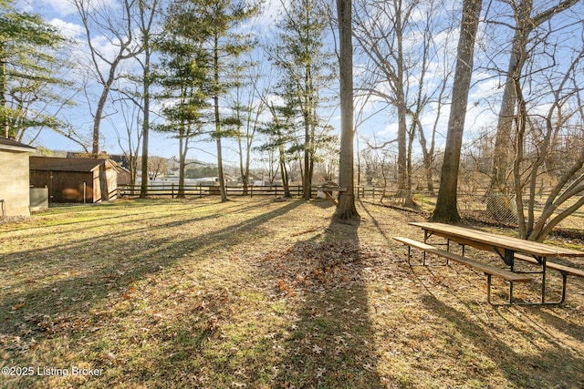 view of yard featuring an outdoor structure