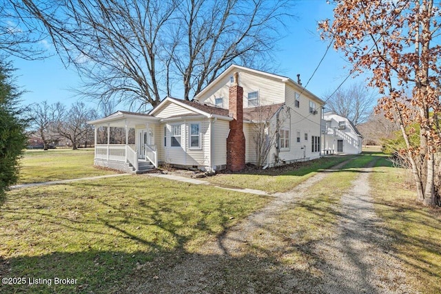 view of front facade with a front lawn and covered porch