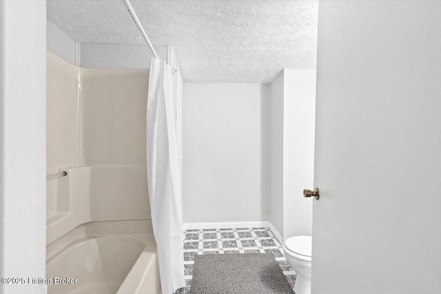 bathroom featuring shower / tub combo with curtain, a textured ceiling, and toilet