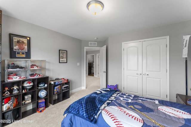 bedroom featuring carpet flooring and a closet