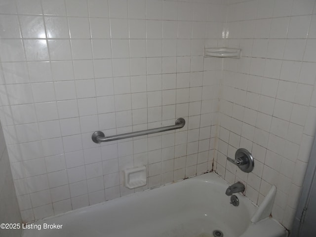 bathroom with tiled shower / bath combo