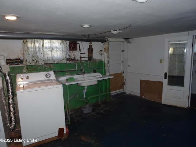 clothes washing area with washer / clothes dryer and sink