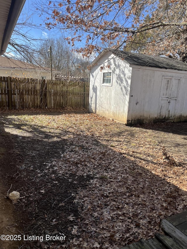 view of yard featuring a storage shed