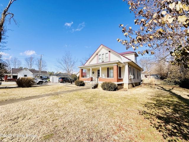 view of front of property featuring a front yard and covered porch