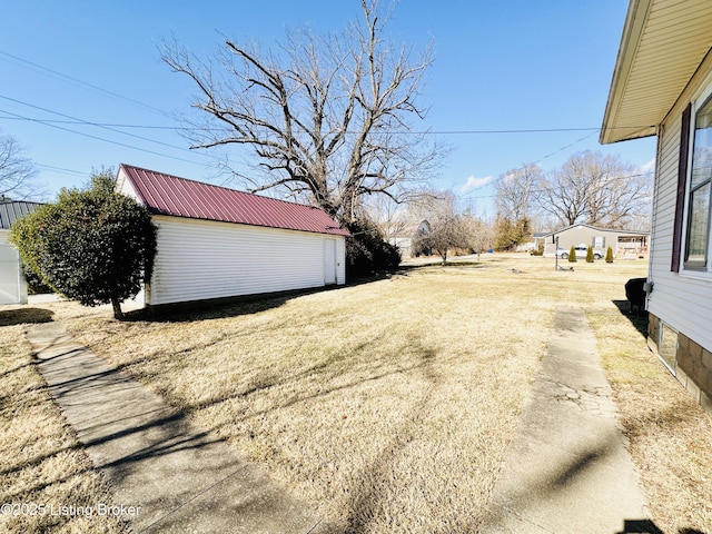 view of yard with an outdoor structure