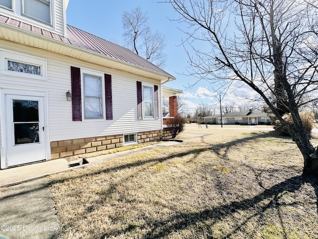 view of side of property featuring a lawn