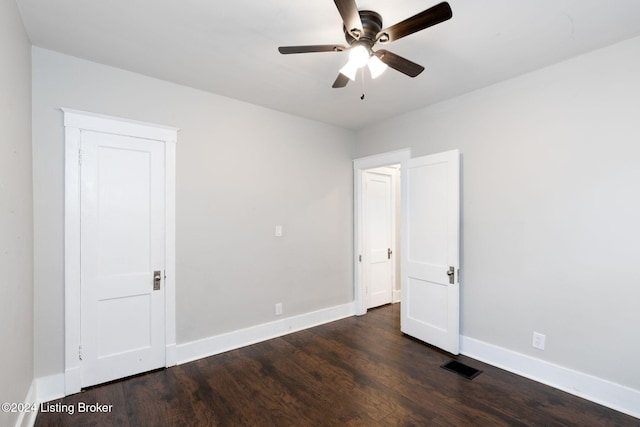 unfurnished room with dark wood-type flooring and ceiling fan