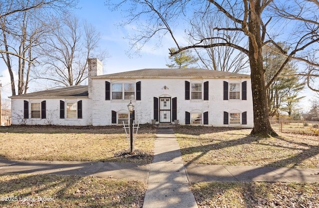 view of front facade with a front lawn