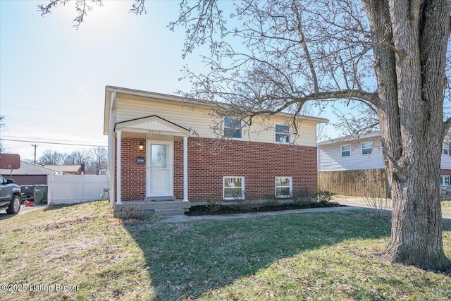 view of front of property featuring a front yard