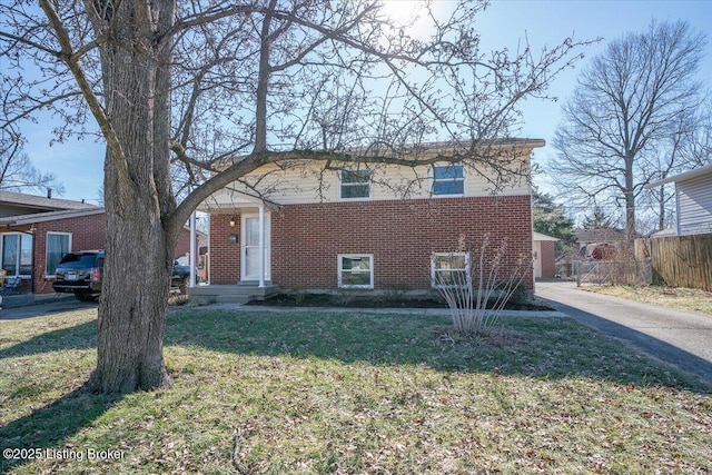 view of front of house featuring a front yard