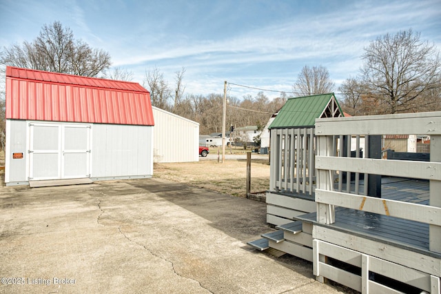 view of yard featuring a storage shed