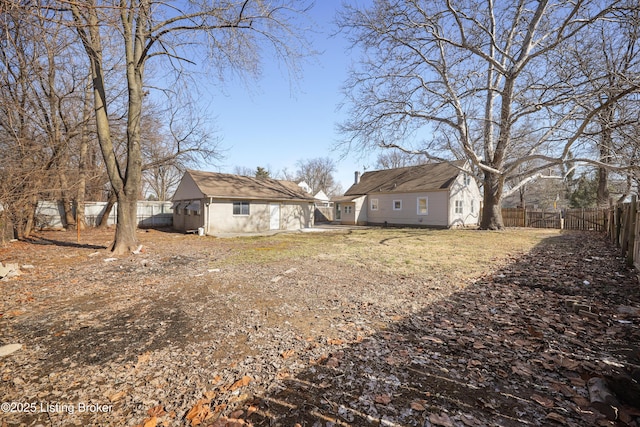 view of yard featuring an outdoor structure