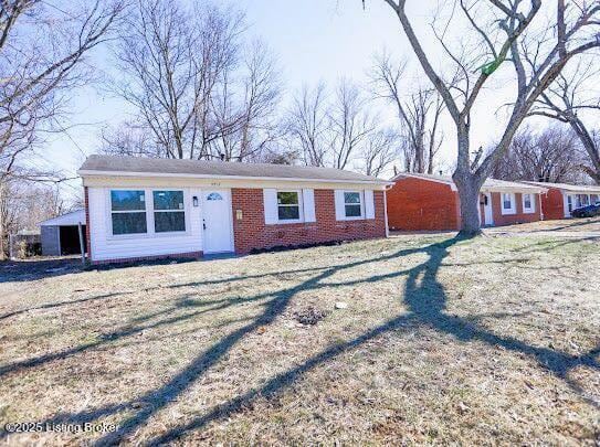 single story home with a front lawn