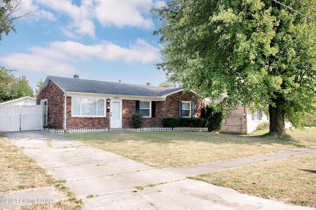 single story home featuring a front lawn