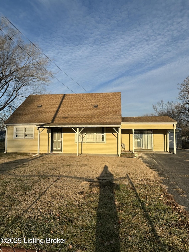 view of front facade featuring a carport