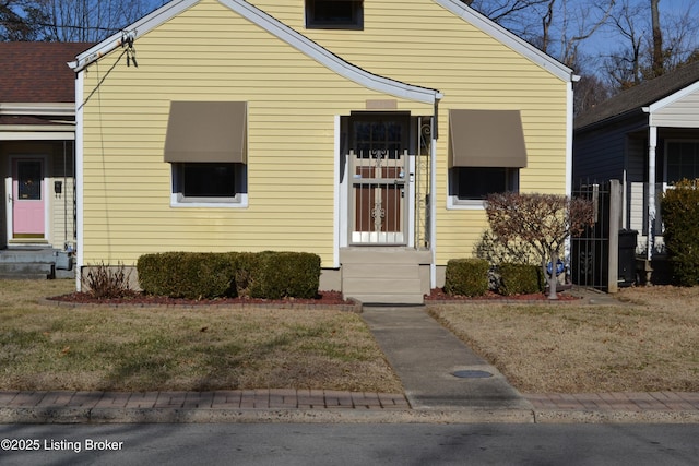 bungalow-style house featuring a front lawn