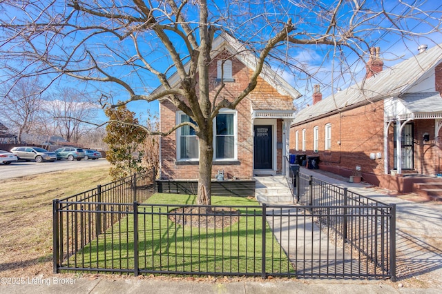 view of front of home featuring a front lawn