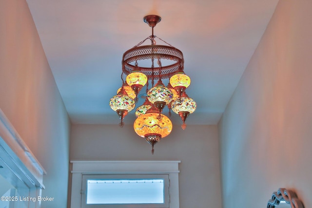 room details featuring a chandelier