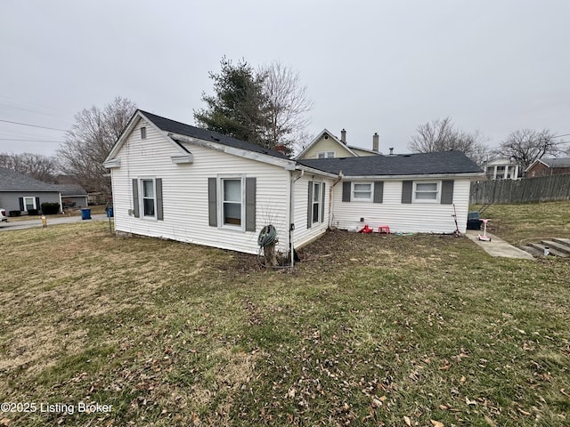 view of front of house featuring a front yard