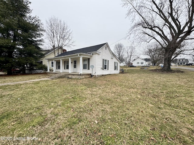 view of front facade featuring covered porch and a front lawn