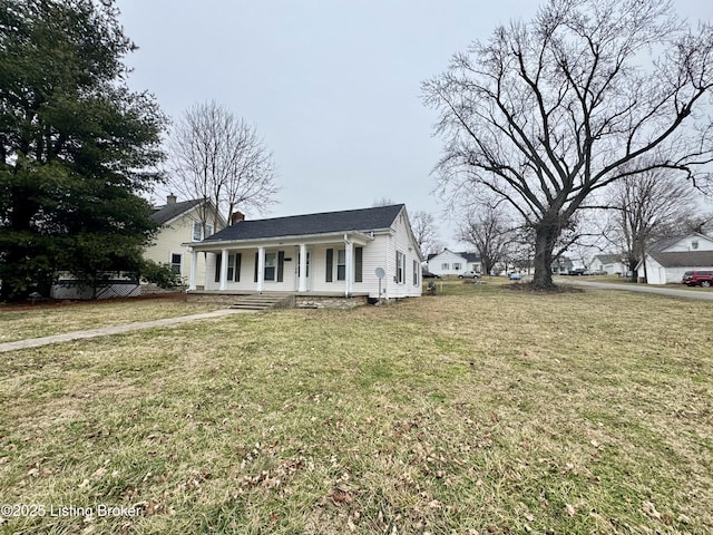 view of front of property featuring covered porch and a front yard