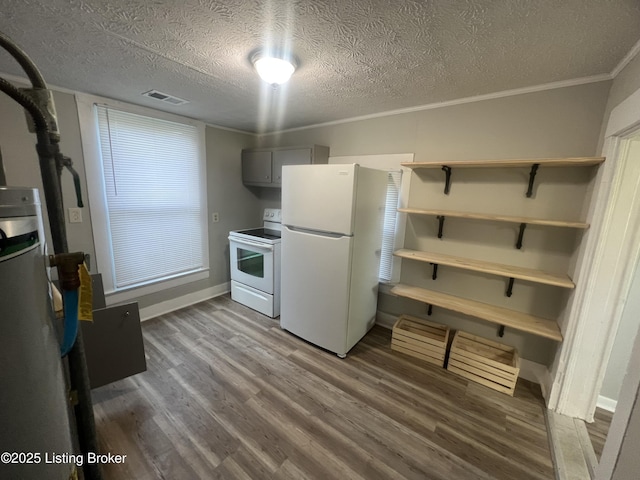 kitchen featuring crown molding, white appliances, gray cabinetry, hardwood / wood-style floors, and a textured ceiling