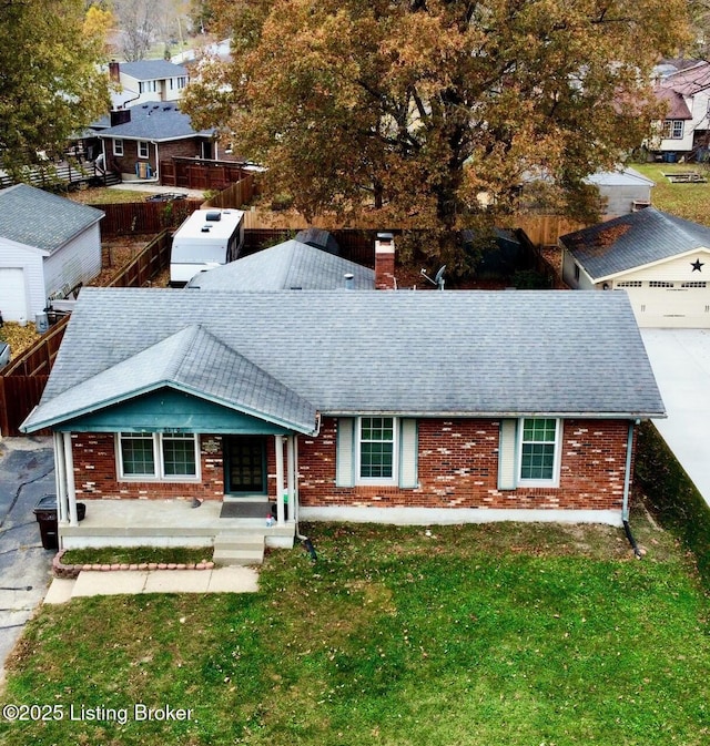 view of front facade featuring a front lawn