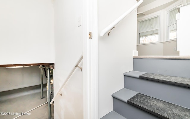 staircase featuring concrete flooring