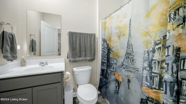 bathroom featuring a shower with curtain, vanity, and toilet